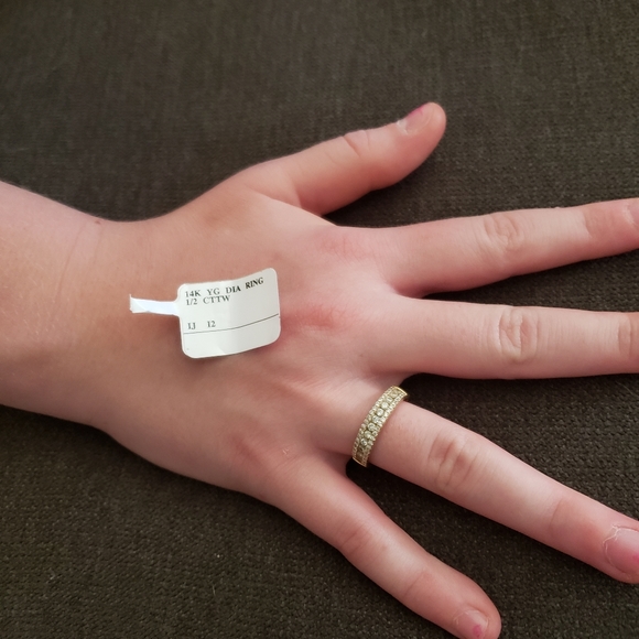 Beautiful Diamond Ring - Picture 3 of 3